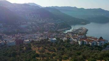 Weiß Häuser von Kas Stadt, Meer und Berge auf sonnig Tag. Antalya, Truthahn. Antenne Sicht. Drohne fliegt rückwärts und nach oben video