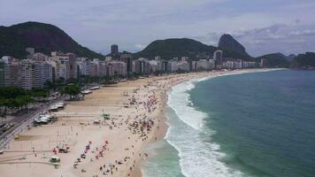 Rio de Janeiro stad Aan zonnig dag. Copacabana strand en atlantic oceaan. antenne visie. Brazilië. dar vliegt vooruit over- strand video