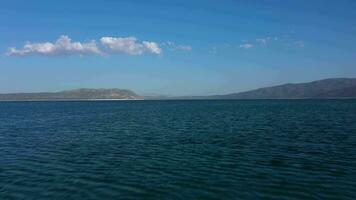 Lac salda sur ensoleillé journée. burdur province, Turquie. aérien voir. drone mouches vers l'avant à faible niveau video