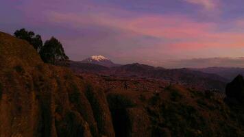 la paz stadsgezicht en illimani berg Bij avond schemering. antenne visie. Bolivia. blauw uur. dar vliegt vooruit en omhoog. breed schot video