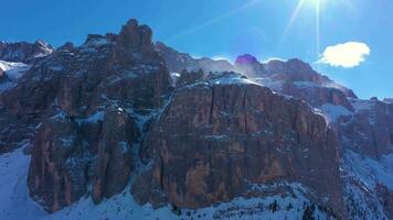 falaises dans hiver près jardina passer sur ensoleillé hiver journée. Sud Tyrol, dolomites, Italie. aérien vue . en orbite video