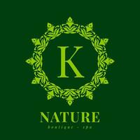 letra k naturaleza frontera guirnalda inicial logo para boutique spa y belleza bienestar vector