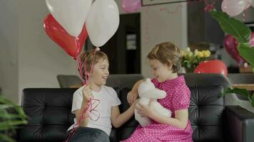 garçon et le fille dans le décoré pièce pour une la Saint-Valentin journée video