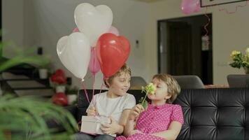 Junge und das Mädchen im das dekoriert Zimmer zum ein Valentinstag Tag video