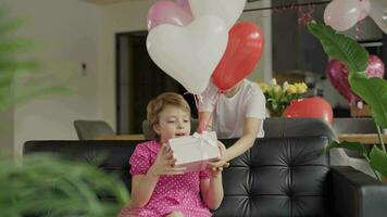 garçon et le fille dans le décoré pièce pour une la Saint-Valentin journée video