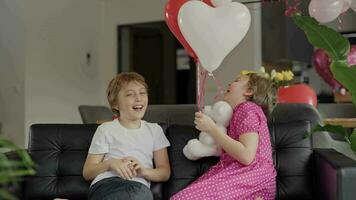 garçon et le fille dans le décoré pièce pour une la Saint-Valentin journée video