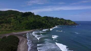 aéreo Visão do pantai jolosutro, leste Java, Indonésia, de praia e grande ondas para a de praia video