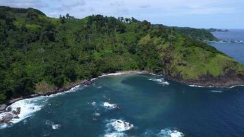 aéreo ver de pantai jolosutro, este Java, Indonesia, otro lado de el oculto playa ver video