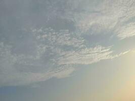 naturaleza antecedentes. cielo, Dom y nubes con rayos de ligero a puesta de sol en el isla de lombok, Indonesia. foto