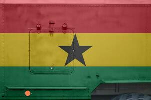 Ghana bandera representado en lado parte de militar blindado camión de cerca. Ejército efectivo conceptual antecedentes foto