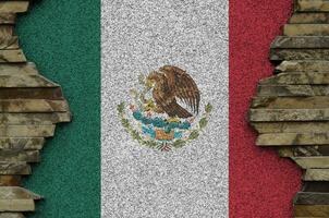 mexico bandera representado en pintar colores en antiguo Roca pared de cerca. texturizado bandera en rock pared antecedentes foto