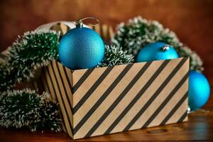 Navidad tarjeta . nuevo años vistoso juguetes en un caja con decoraciones foto