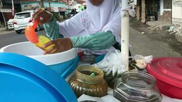 Magelang, Indonésia.11 07 2023.o processo do vendendo amanhecer cendol gelo dentro tradicional mercados. video