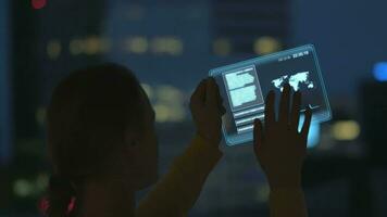 mujer utilizando futurista holográfico tableta a noche video