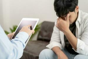 hombre con mental salud problemas es consultante. psiquiatra es grabación el del paciente condición para tratamiento. ánimo, amor y familia problema, bipolar , depresión paciente, proteger suicidio foto