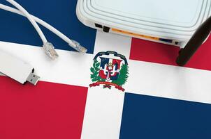 dominicano república bandera representado en mesa con Internet rj45 cable, inalámbrico USB Wifi adaptador y enrutador Internet conexión concepto foto