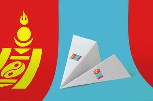Mongolia bandera representado en papel origami avión. hecho a mano letras concepto foto