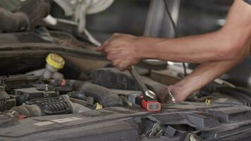 coche motor reparar con herramientas en reparar tienda video