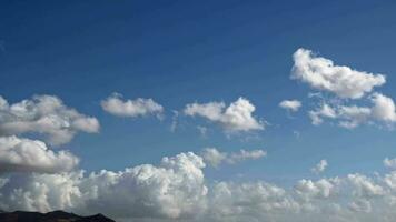 Sanft Weiß und flauschige Wolken schwebend auf Blau Himmel video