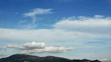 suave blanco y mullido nubes flotante en azul cielo video