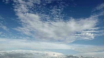 suave blanco y mullido nubes flotante en azul cielo video