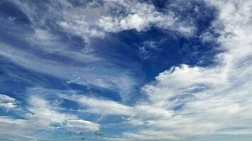 Sanft Weiß und flauschige Wolken schwebend auf Blau Himmel video