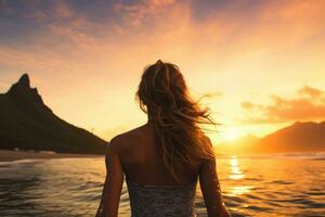 hermosa joven mujer en pie en el playa y disfrutando el atardecer, hembra tablista posterior ver en mar a atardecer, oahu, Hawai, unido estados de America, ai generado foto