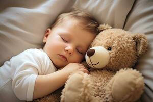 linda pequeño chico dormido con osito de peluche oso en cama a hogar, recién nacido bebé dormido con un osito de peluche oso en un confortable blanco cama, ai generado foto