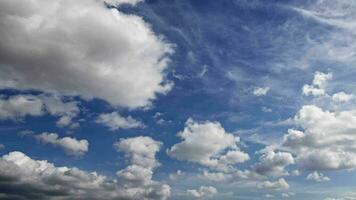 suave blanco y mullido nubes flotante en azul cielo video