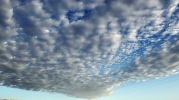 zacht wit en pluizig wolken drijvend Aan blauw lucht video