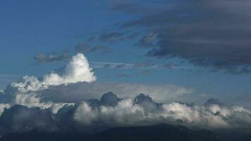 suave blanco y mullido nubes flotante en un azul cielo video