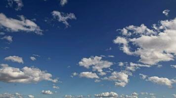 doux blanc et duveteux des nuages flottant sur une bleu ciel video
