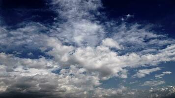 Sanft Weiß und flauschige Wolken schwebend auf ein Blau Himmel video