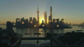 coronavirus försvinna begrepp. covid-19 saktar ner ner och nedgång i stor stad. Shanghai, Kina. röd flytande virus partiklar på soluppgång. antenn se. 3d tolkning. animation. rörelse grafik video