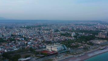 antalya ciudad a puesta de sol. pavo. aéreo vista. zumbido moscas oblicuo video