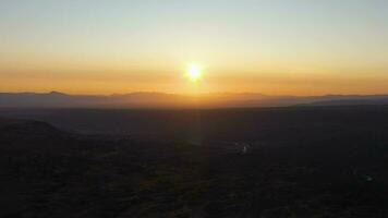 soluppgång i berg. antenn se. kosh-agachsky distrikt, de altai berg, ryssland video