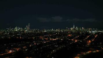 horizon van Manhattan, nieuw york Bij nacht. antenne visie. Verenigde staten van Amerika. visie van Jersey stad. dar vliegt zijwaarts en omhoog video