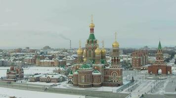 josjkar-ola, Rusland - december 12, 2018 kathedraal en joshkar-ola stad in winter. mari el, Rusland. antenne visie. video