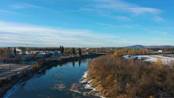 fairbanks stad och chena flod på solig höst morgon. alaska, usa. antenn se. Drönare flugor framåt- och uppåt video