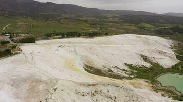 landskap av pamukkale. denizli, Kalkon. antenn se. Drönare flugor fram, luta ner video