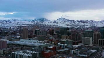 sal lago ciudad, Estados Unidos - enero 30, 2021 sal lago ciudad céntrico en invierno en un nublado Mañana. Utah, EE.UU. aéreo vista. zumbido es orbital video