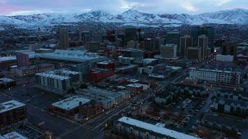 Salz- See Stadt Horizont im Winter auf ein wolkig Morgen. Utah, USA. Antenne Sicht. Drohne fliegt nach vorne, Neigung hoch. verraten Schuss video