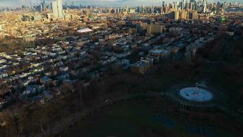 Manhattan, Novo Iorque em ensolarado dia. aéreo visualizar. Unidos estados do América. Visão a partir de jérsei cidade. zangão moscas avançar, inclinar acima. revelar tiro video