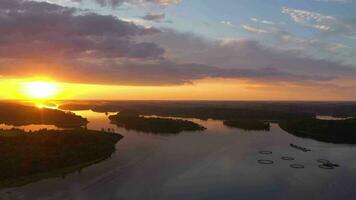 lago ladoga a verano puesta de sol. lekhmalakhti bahía. paisaje de Rusia. aéreo vista. zumbido moscas hacia atrás y hacia arriba. video