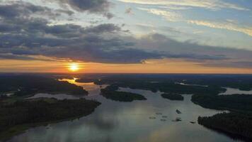 lago ladoga a verano puesta de sol. lekhmalakhti bahía. paisaje de carelia, Rusia. aéreo hiper lapso, hora lapso. zumbido moscas adelante video