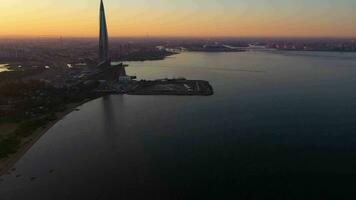 Saint-Pétersbourg, Russie - juin 23, 2019 lakhta centre gratte-ciel et Saint-Pétersbourg horizon à lever du soleil. aérien voir. Russie. drone mouches avant, inclinaison en haut. révéler coup video