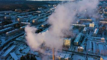 Chelyabinsk oblast, ryssland - november 19, 2019 termisk kraft växt i vinter. ånga eller rök utsläpp. antenn se. flygande fram, luta ner video