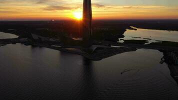 Sankt Petersburg, Russland - - Juni 24, 2019 lakhta Center Turm Silhouette beim Sonnenuntergang. Antenne Sicht. Russland. bunt Himmel und das Sonne. Drohne fliegt nach vorne, Neigung hoch. verraten Schuss video