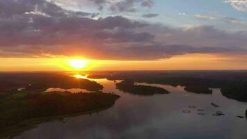 lago ladoga e peixe Fazenda às verão pôr do sol. ilhas do lekhmalakhti baía. panorama do Rússia. aéreo visualizar. zangão moscas lateralmente e para cima video