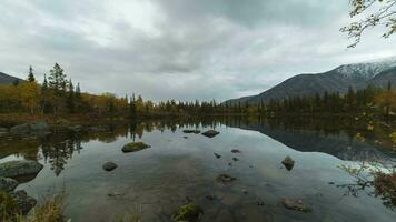 polígono lagos en khibiny montañas en un nublado día y reflexión en otoño. Rusia. hora lapso video